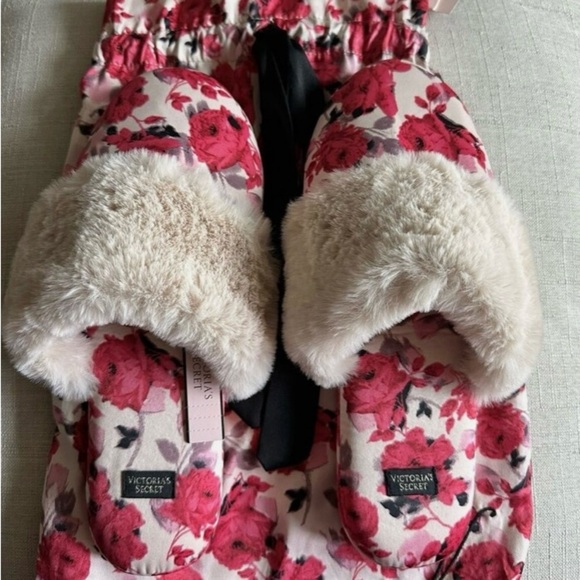 VICTORIA SECRET RED/PINK FLORAL CUTE SLIPPERS - Picture 2 of 3